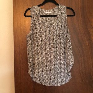Lush black and white patterned v-neck Size L